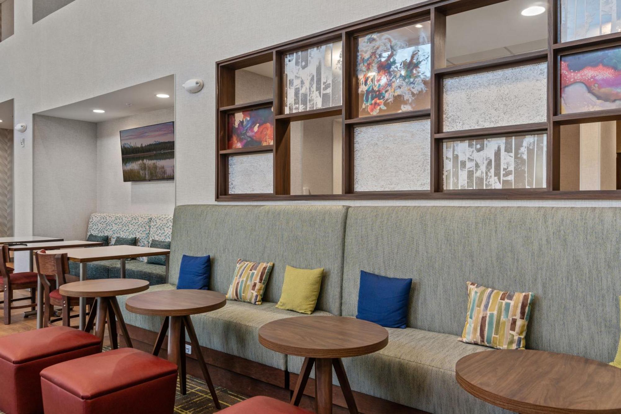 Hampton Inn Redmond Bend Airport Экстерьер фото