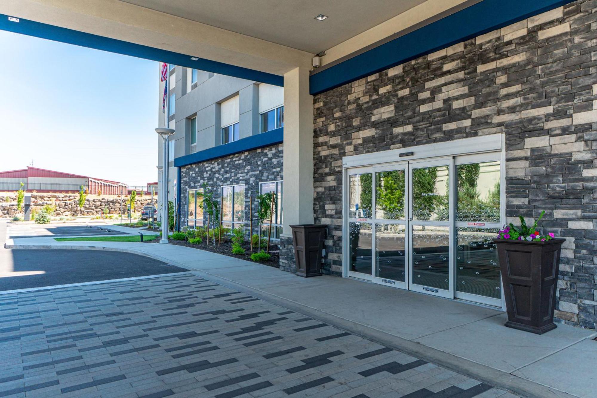 Hampton Inn Redmond Bend Airport Экстерьер фото