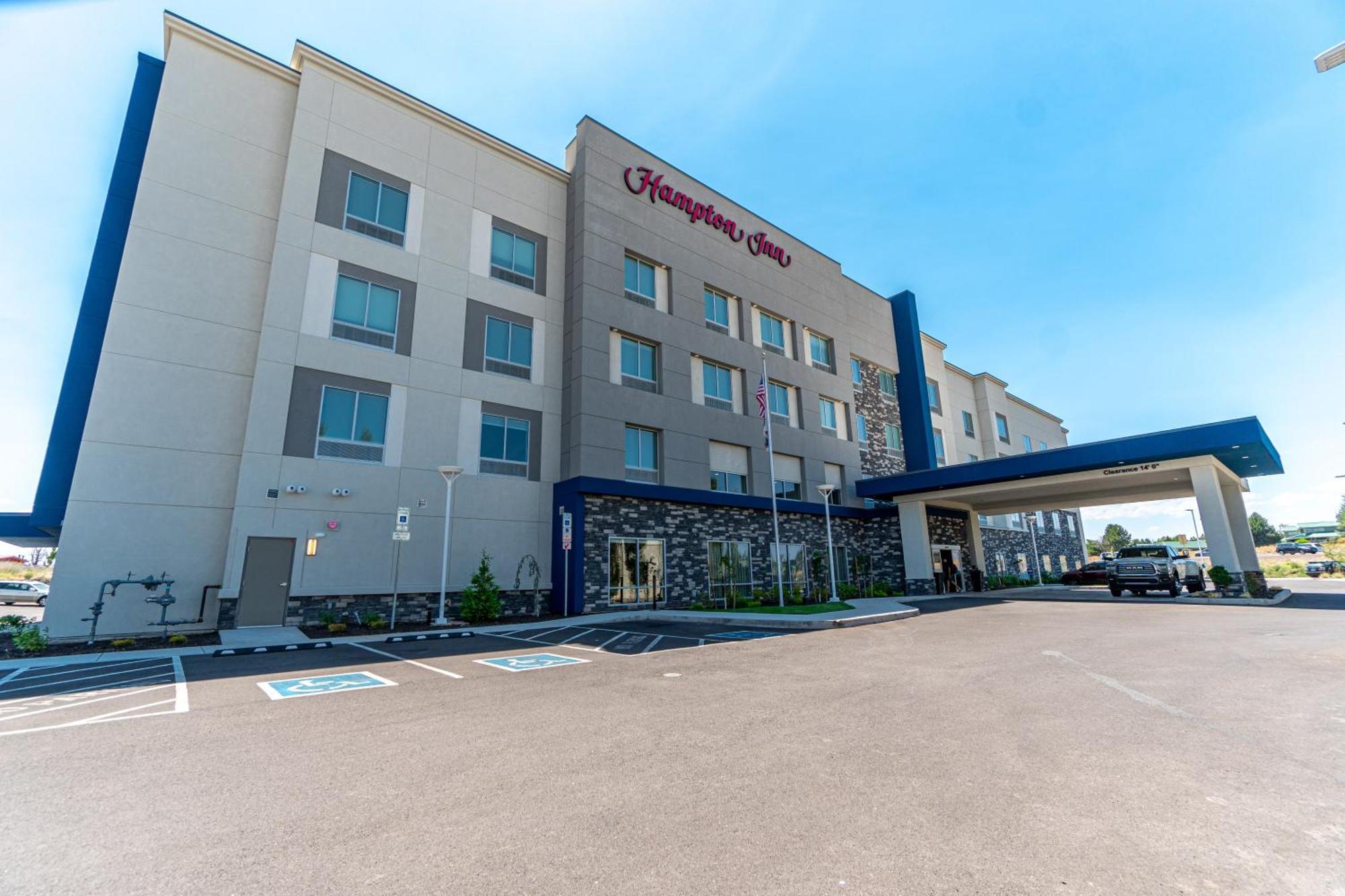 Hampton Inn Redmond Bend Airport Экстерьер фото