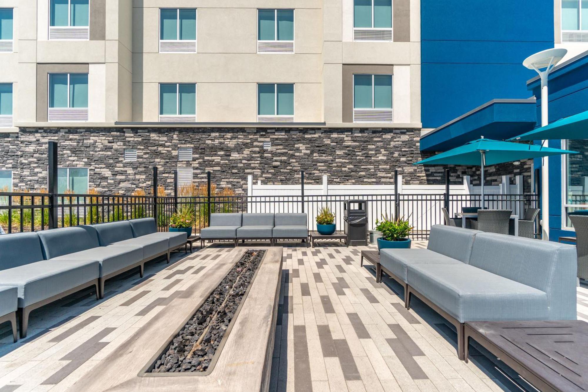 Hampton Inn Redmond Bend Airport Экстерьер фото