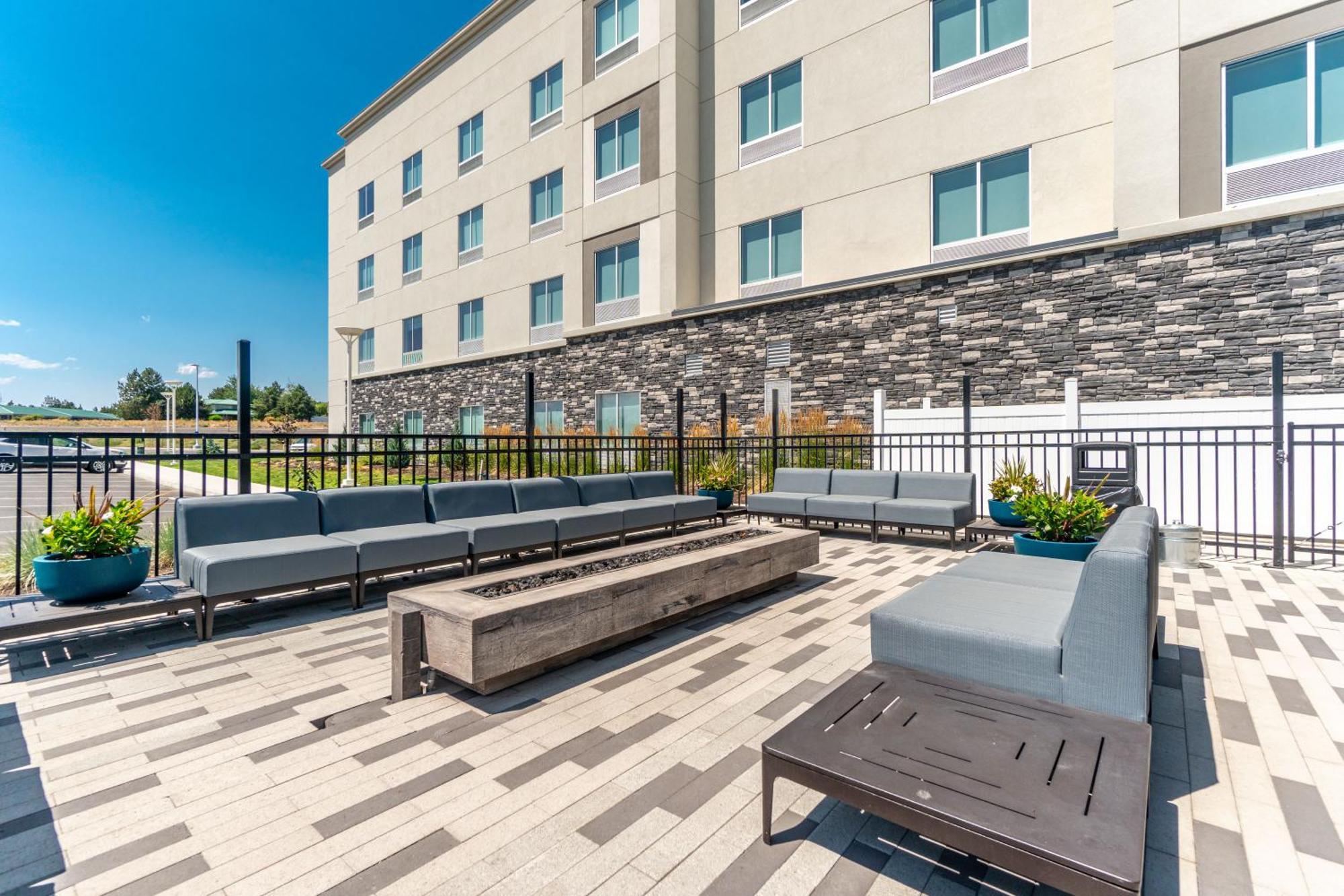 Hampton Inn Redmond Bend Airport Экстерьер фото
