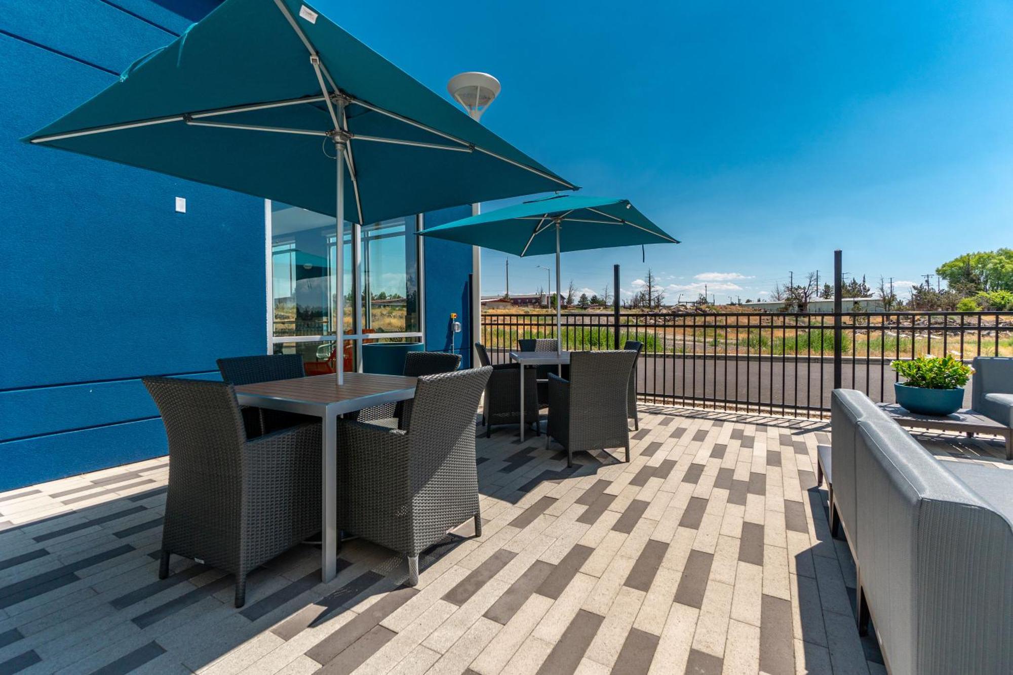 Hampton Inn Redmond Bend Airport Экстерьер фото